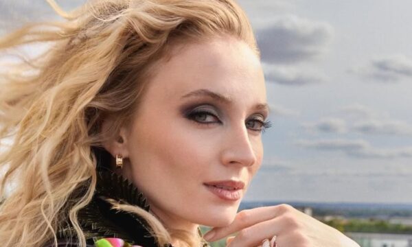 Το μακιγιάζ της Sophie Turner μας μεταφέρει στα ’90s
