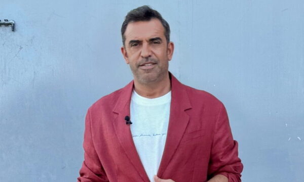 Στέφανος Κωνσταντινίδης: Καυστική ανάρτηση – «Εδώ και έναν χρόνο προσπαθεί να προωθήσει την εκπομπή του με πρώην παρουσιάστρια»