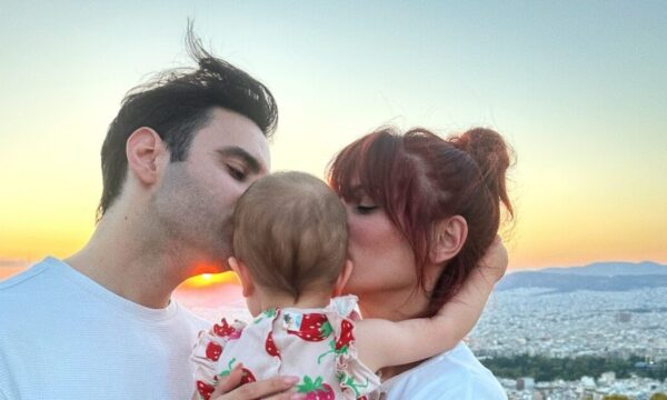 Ίαν Στρατής: «Άρπαξε» τα γυαλιά της Μαίρης Συνατσάκη – Η απάντησή της