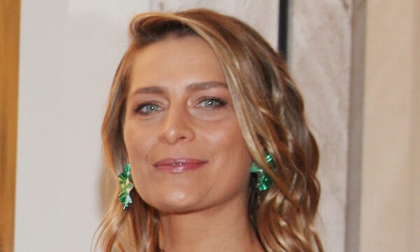Τατιάνα Μπλάτνικ: Εκθαμβωτική με ολόλευκο look στα εγκαίνια της έκθεσης «Art Athina 2025»