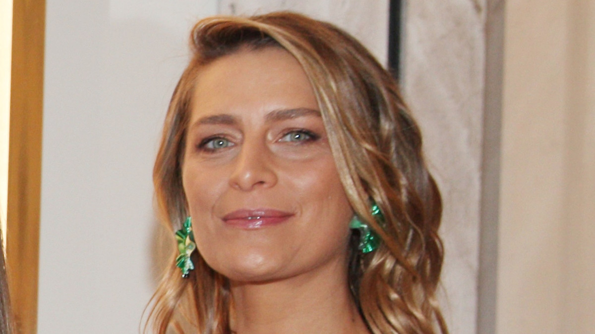 Τατιάνα Μπλάτνικ: Εκθαμβωτική με ολόλευκο look στα εγκαίνια της έκθεσης «Art Athina 2025»
