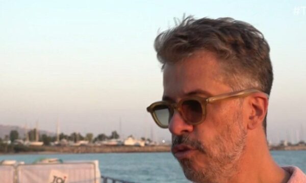 Χάρης Βαρθακούρης: «Γνωρίζω τι συμβαίνει στα κινητά των παιδιών μου, έχουν φλερτ»