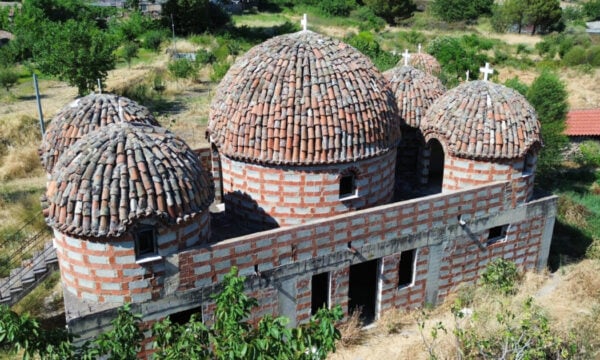 Η μαγευτική Μονή Λειμώνος στη Λέσβο συναρπάζει με την εμφάνιση και τις παραδόσεις της