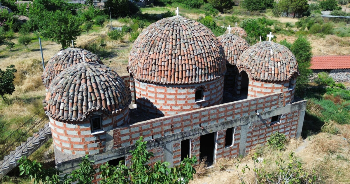 Η μαγευτική Μονή Λειμώνος στη Λέσβο συναρπάζει με την εμφάνιση και τις παραδόσεις της
