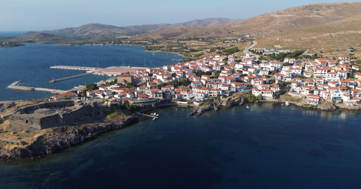 Σίγρι: Η μαγευτική κωμόπολη της Λέσβου που την «περικλείει» μια λιμνοθάλασσα