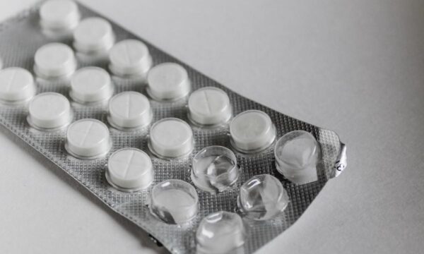 Μελέτη: Η ασπιρίνη ενδέχεται να μειώσει κατά 50% τον κίνδυνο υποτροπής καρκίνου του παχέος εντέρου