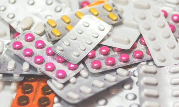 Ο ΕΟΦ κρούει τον κώδωνα για ραγδαία αύξηση στις πωλήσεις παράνομων φαρμάκων στην ΕΕ