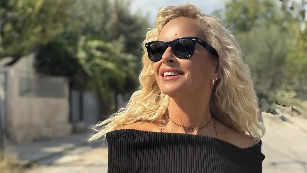Η Μαρία Μπεκατώρου και η φθινοπωρινή αποκάλυψη των ώμων της