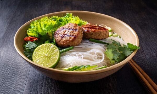 Noodles με κεφτεδάκια και δροσερά λαχανικά (Βιετναμέζικο μπολ)