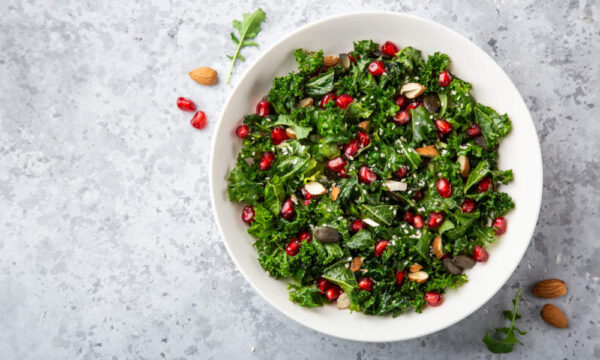 Σαλάτα με ρόκα, kale, ρόδι και αμύγδαλα
