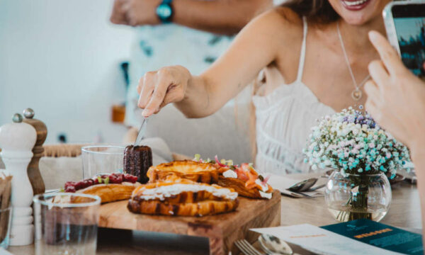 Στο La Caleta, το Brunch Club δίνει το έναυσμα για τη μέρα