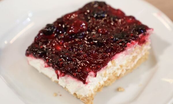 Cheesecake με γευστική σάλτσα κόκκινων φρούτων