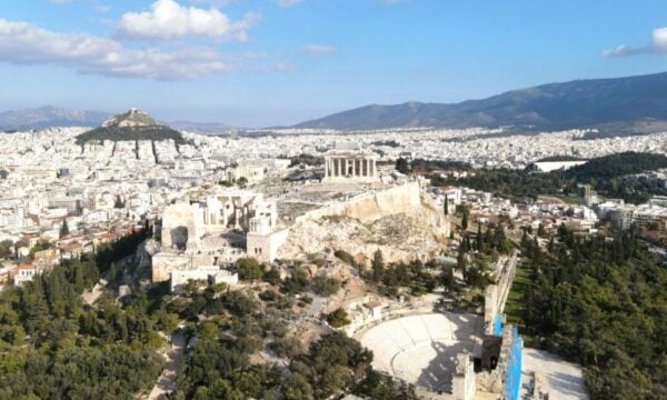 Guardian: Η Αθήνα στις κορυφαίες φθινοπωρινές αποδράσεις της Ευρώπης