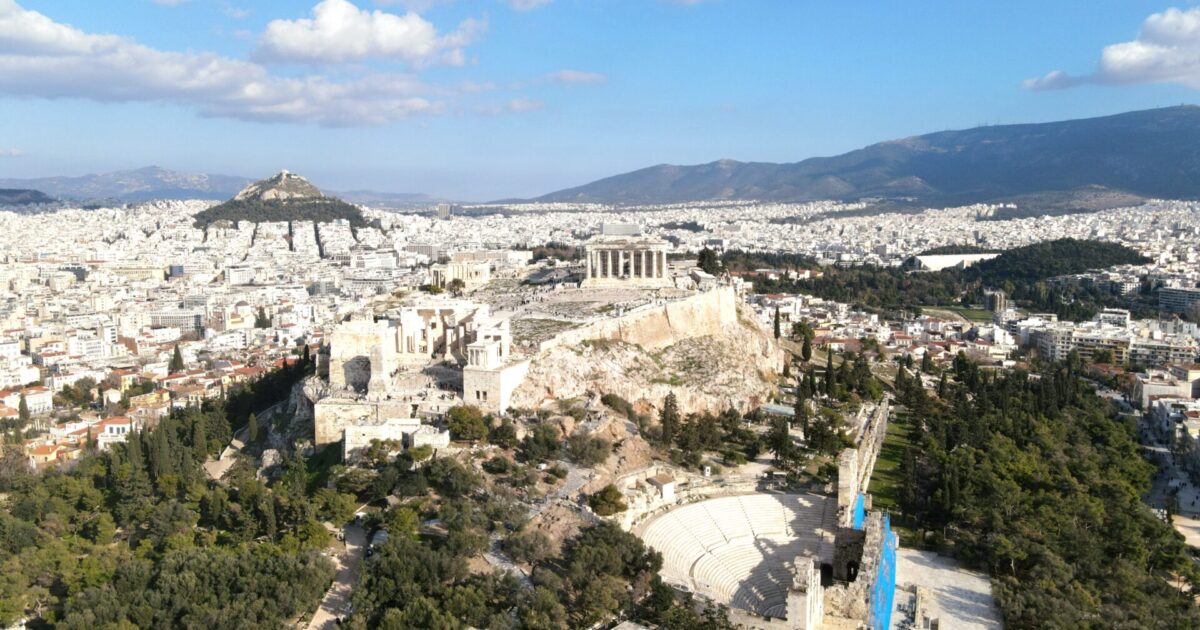Guardian: Η Αθήνα στις κορυφαίες φθινοπωρινές αποδράσεις της Ευρώπης