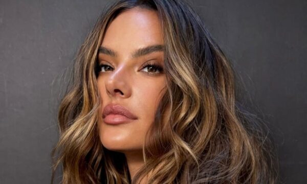 Alessandra Ambrosio: Οι «Brazilian Waves» που επέλεξε είναι η πιο δροσερή εκδοχή του curly hairstyle