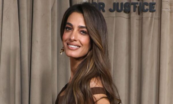 Η Amal Clooney αναδεικνύει τον θρίαμβο των «toasted» τόνων στο μακιγιάζ