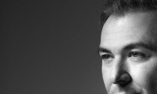 Ο Αντώνης Ρέμος αποδίδει Μίκη Θεοδωράκη σε μια ανεπανάληπτη συναυλία