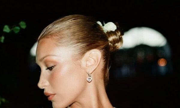 Το embellished sleek ban της Bella Hadid αποτελεί την απόλυτη ρομαντική έμπνευση μαλλιών