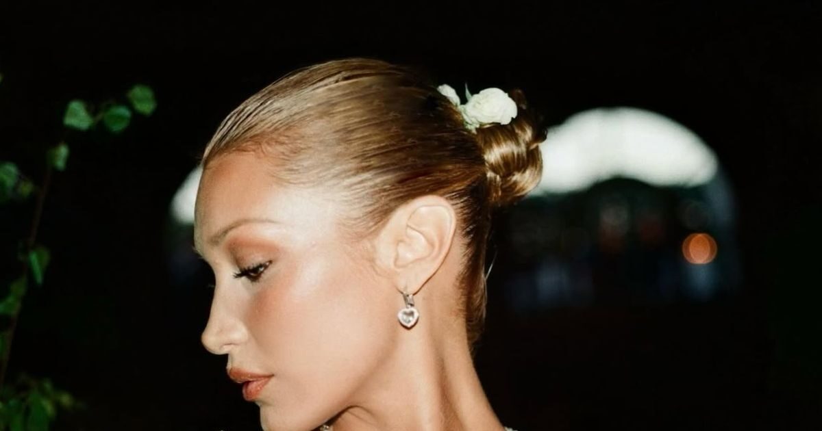 Το embellished sleek ban της Bella Hadid αποτελεί την απόλυτη ρομαντική έμπνευση μαλλιών
