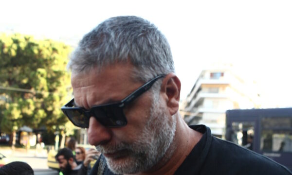 Βασίλης Μπισμπίκης: Η συζήτηση με τους καταγγέλλοντες έξω από το δικαστήριο