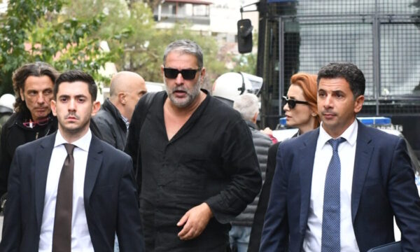 Βασίλης Μπισμπίκης: Πώς αντιδρούν οι δικηγόροι του στην ετυμηγορία – Σιωπηλός ο ηθοποιός κατά την έξοδο