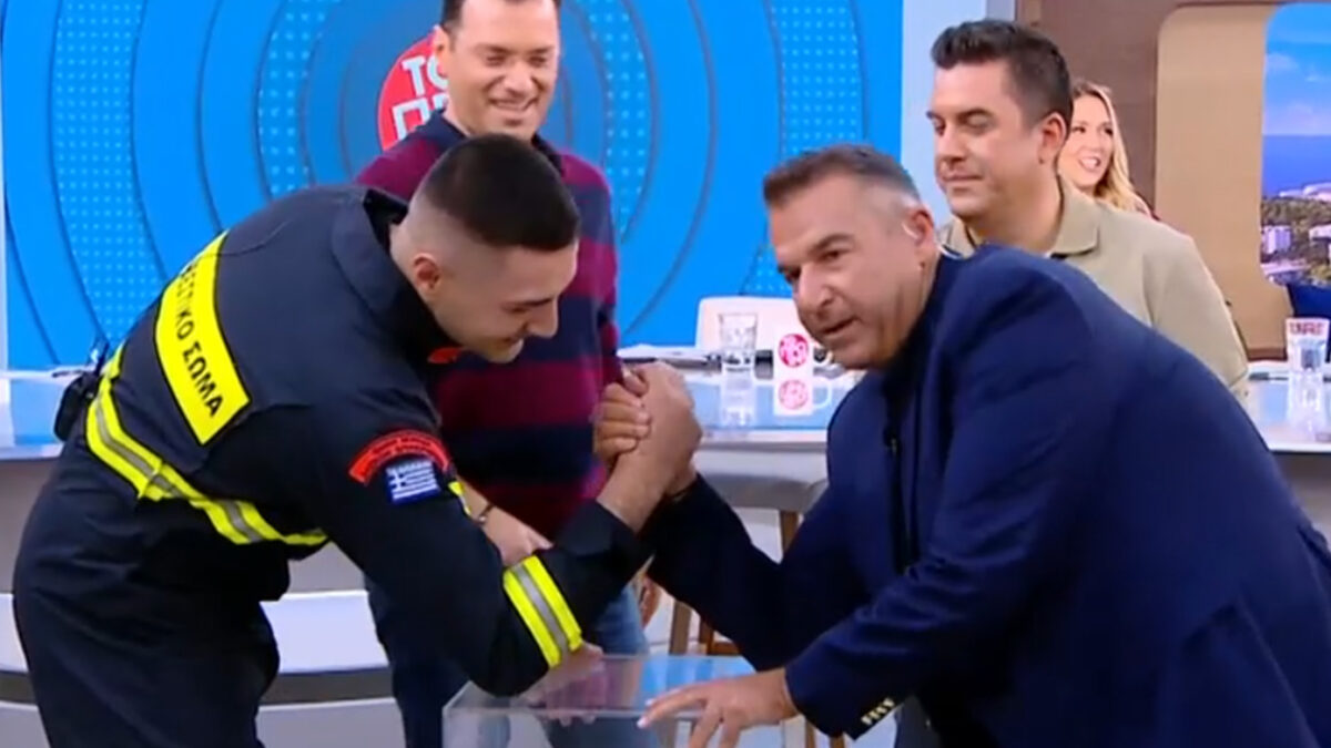 Ο Γιώργος Λιάγκας έπαιξε μπρα ντε φερ στην εκπομπή του και τραυμάτισε το δάχτυλό του