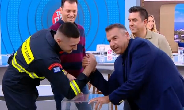 Ο Γιώργος Λιάγκας έπαιξε μπρα ντε φερ στην εκπομπή του και τραυμάτισε το δάχτυλό του