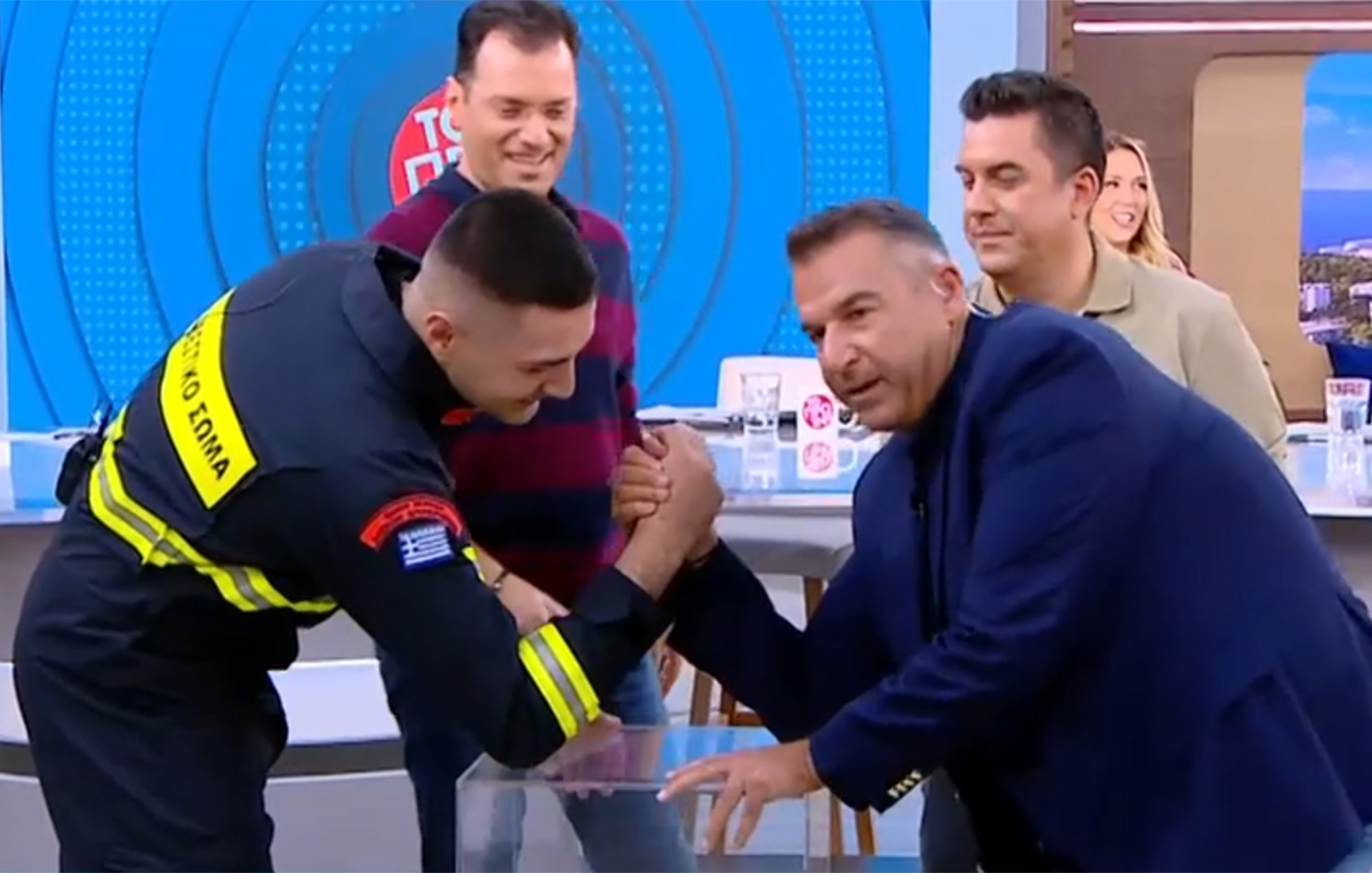 Ο Γιώργος Λιάγκας έπαιξε μπρα ντε φερ στην εκπομπή του και τραυμάτισε το δάχτυλό του