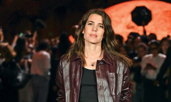 Σαρλότ Κασιράγκι: Στην επίδειξη μόδας της Chanel με δερμάτινο πουκάμισο και τζιν