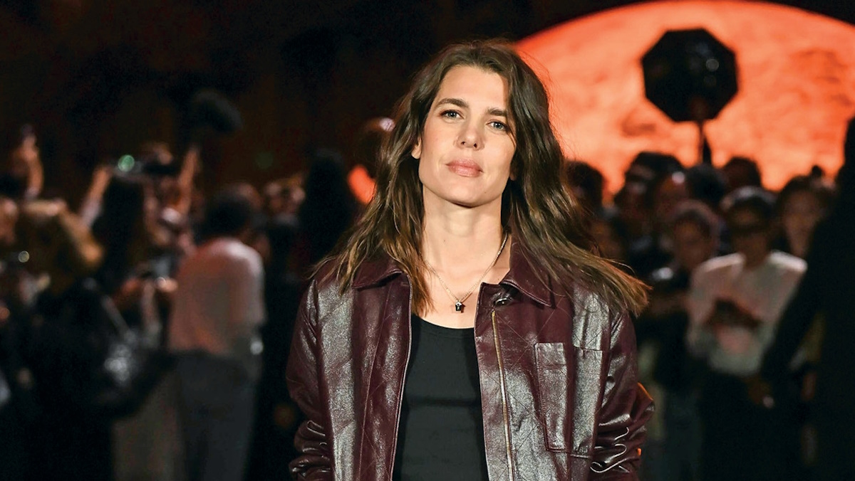 Σαρλότ Κασιράγκι: Στην επίδειξη μόδας της Chanel με δερμάτινο πουκάμισο και τζιν
