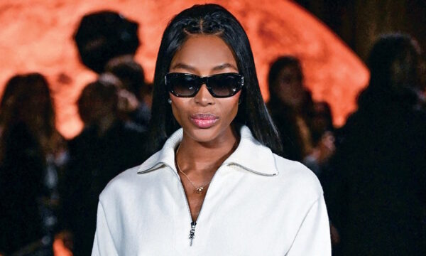 Ναόμι Κάμπελ: Με ασπρόμαυρο look στην επίδειξη της συλλογής Chanel στο Παρίσι