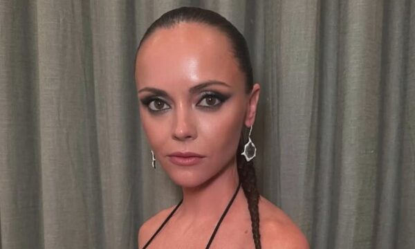 Η Cristina Ricci ξαναφέρνει στη μόδα τη λάμψη του 90s glam μακιγιάζ