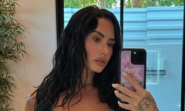 Demi Lovato: Το γαλλικό μανικιούρ της ανατρέπει τους φθινοπωρινούς κανόνες