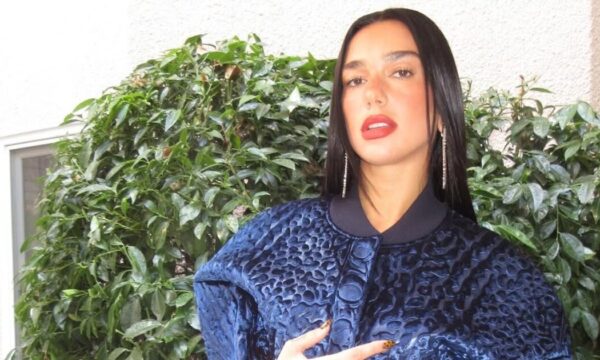 Dua Lipa: Συνεχίζει να μας εντυπωσιάζει με τα animal print νύχια της