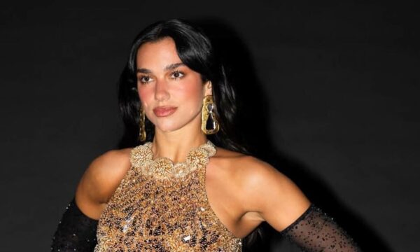 Dua Lipa: Δείχνει πως τα μακριά μαλλιά επιστρέφουν στη μόδα
