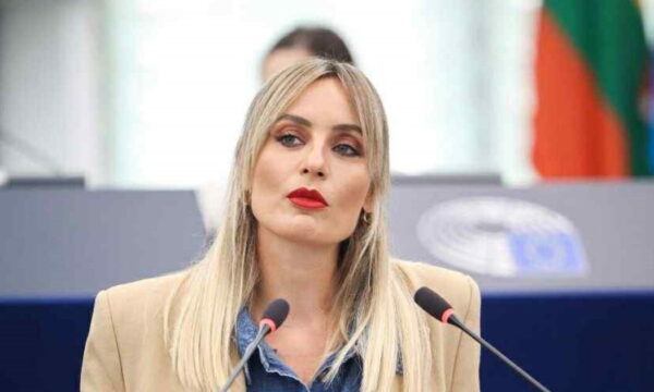 Ελεονώρα Μελέτη: Η συγκλονιστική ομιλία στην Ολομέλεια για τις εργαζόμενες μητέρες – «Ό,τι κι αν επιλέξει η γυναίκα, θα κριθεί»