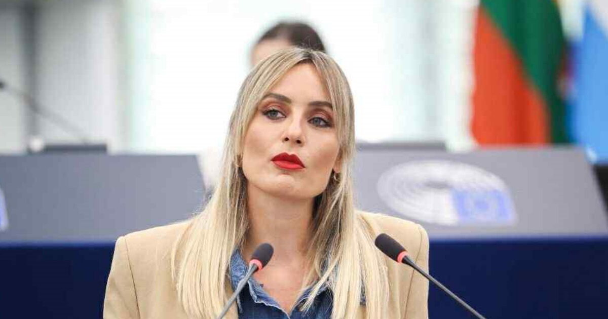 Ελεονώρα Μελέτη: Η συγκλονιστική ομιλία στην Ολομέλεια για τις εργαζόμενες μητέρες – «Ό,τι κι αν επιλέξει η γυναίκα, θα κριθεί»