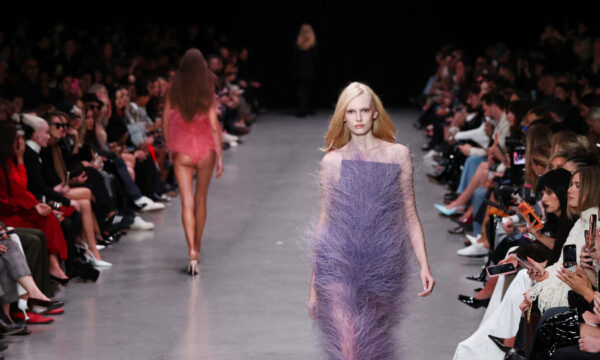 Stella McCartney: Πρωτοπορεί σχεδιάζοντας σύνολα με καινοτόμα… φτερά!