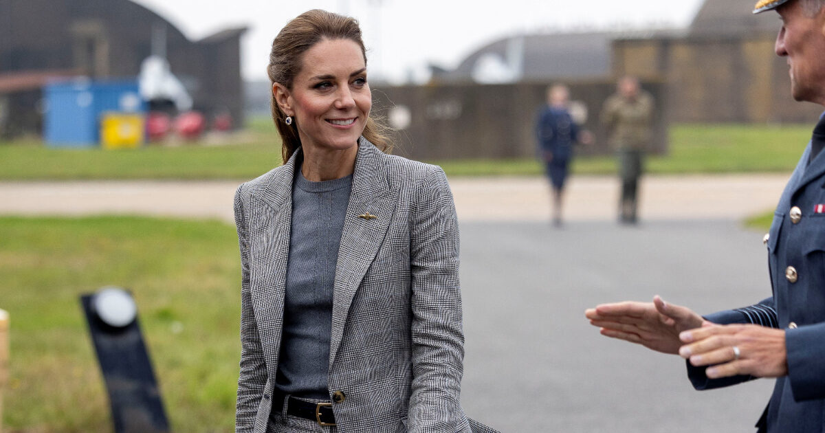 Kate Middleton: Πώς ανανεώνει ένα κλασικό κουστούμι σε χαλαρό στυλ!