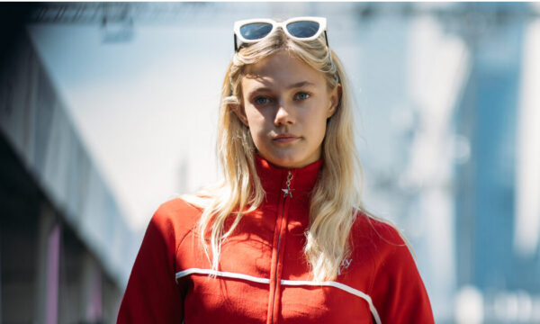Η Alba Larsen μαγνήτισε τα βλέμματα με το look της επιλέγοντας Tommy Jeans στο Grand Prix της Σιγκαπούρης