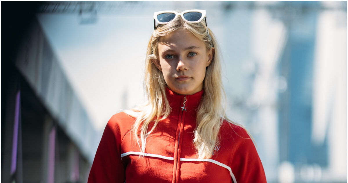 Η Alba Larsen μαγνήτισε τα βλέμματα με το look της επιλέγοντας Tommy Jeans στο Grand Prix της Σιγκαπούρης