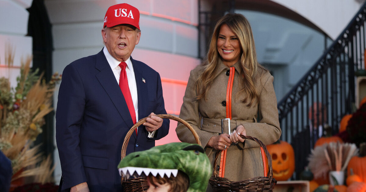 Γιορτή Halloween στον Λευκό Οίκο: Ντόναλντ και Μελάνια Τραμπ χάρισαν λιχουδιές σε πλήθος μικρών ηρώων