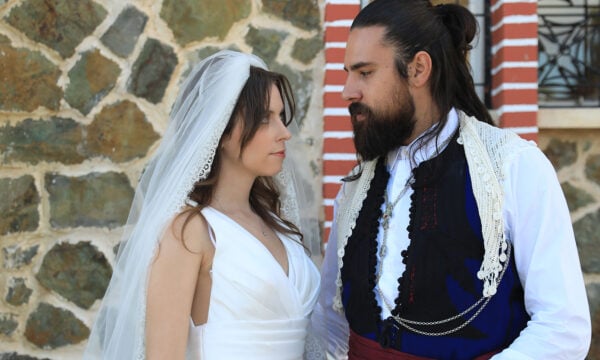 «Η γη της ελιάς»: Ο Παυλής και η Δάφνη ενώνουν τις καρδιές τους σε έναν εντυπωσιακό γάμο