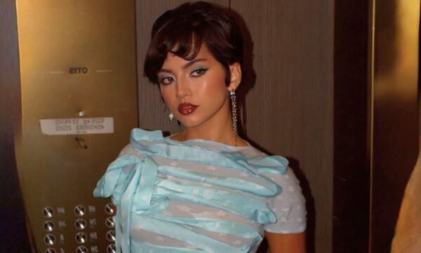 Isabela Merced: Το μακιγιάζ της αντλεί έμπνευση από τη θρυλική γοητεία των 90s