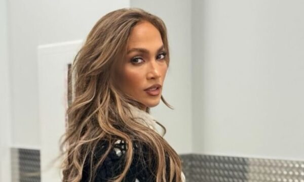 Jennifer Lopez: Μοιράζεται τη διασκεδαστική ρουτίνα ομορφιάς και το αψεγάδιαστο δέρμα της ταυτόχρονα