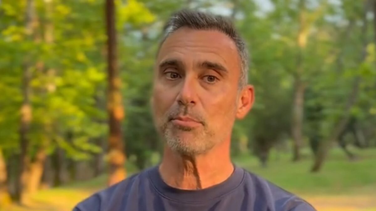 Γιώργος Καπουτζίδης για το περιστατικό με την intersex «θεία Σταματίνα» στις «Σέρρες»: Είμαι ενθουσιασμένος που αφηγείται αυτή η ιστορία