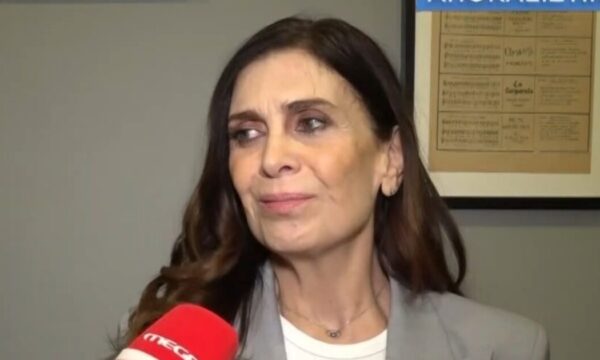 Κατερίνα Διδασκάλου: «Παραμένω φωτεινή αποφεύγοντας την κριτική, πίνοντας νερό και σκεπτόμενη θετικά»