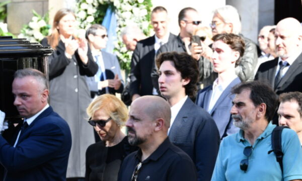 Αποχαιρετισμός Διονύση Σαββόπουλου: Η έξοδος της σορού από τη Μητρόπολη – Το συγκινητικό τελευταίο χειροκρότημα στον μεγάλο τραγουδοποιό