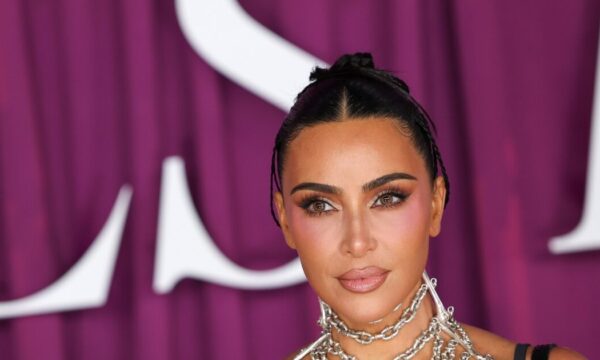 Το Αναγεννησιακό updo της Kim Kardashian δείχνει ότι ο Δημήτρης Γιαννέτος δεν είναι αυθεντικός καλλιτέχνης
