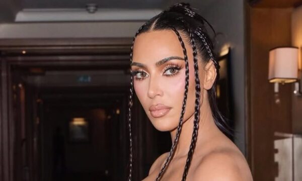 Η Kim Kardashian υιοθέτησε το πιο εντυπωσιακό Barbiecore μακιγιάζ με την δική της μοναδική πινελιά